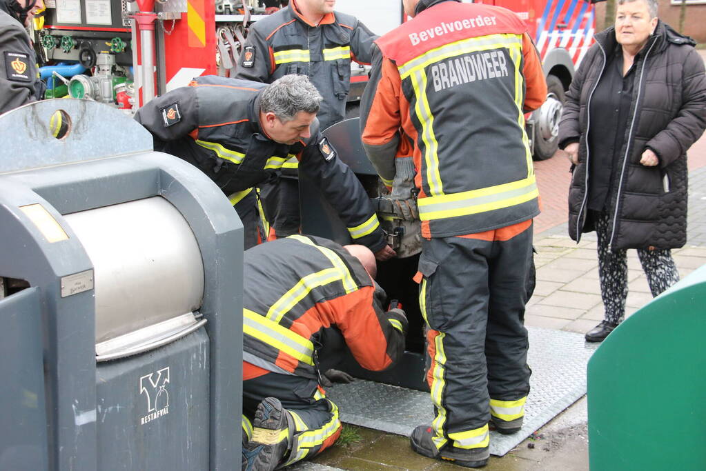 Brandweerlieden zoekt naar verloren autosleutel