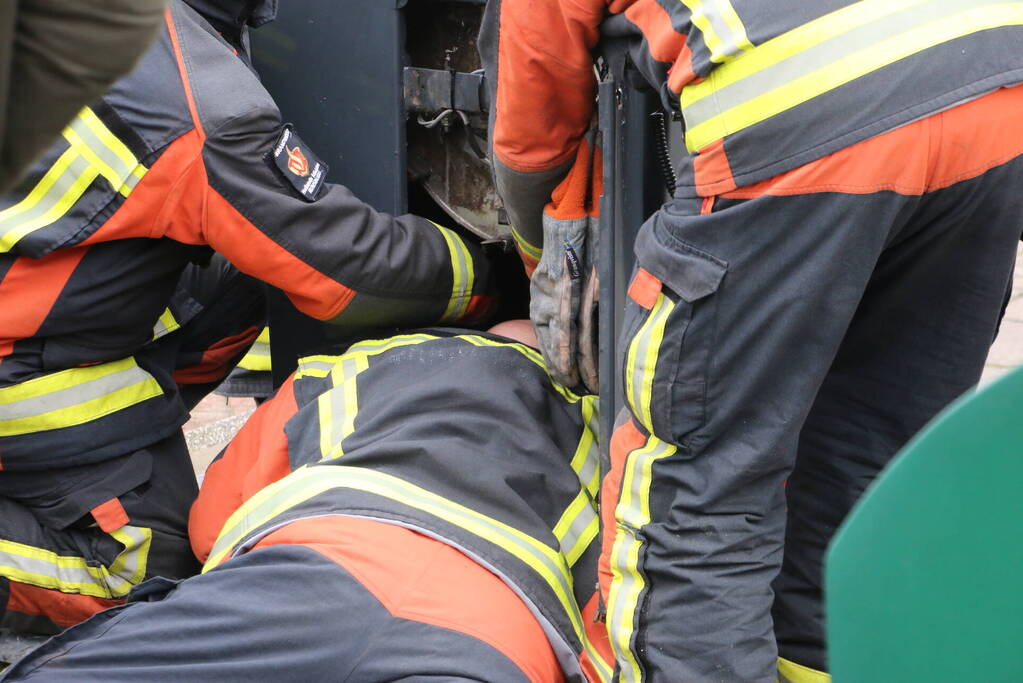 Brandweerlieden zoekt naar verloren autosleutel