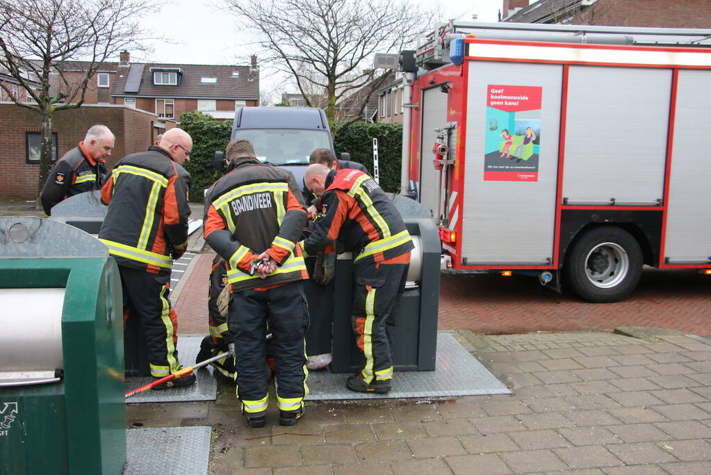 Brandweerlieden zoekt naar verloren autosleutel