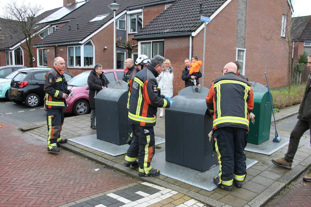 Brandweerlieden zoekt naar verloren autosleutel