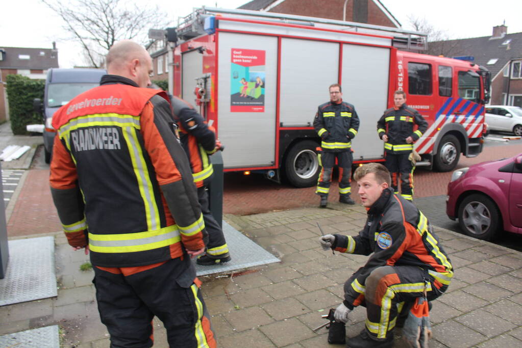 Brandweerlieden zoekt naar verloren autosleutel