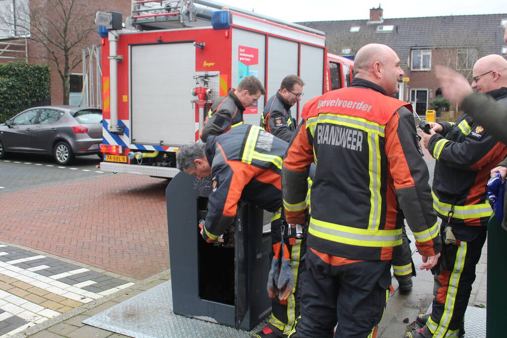 Brandweerlieden zoekt naar verloren autosleutel