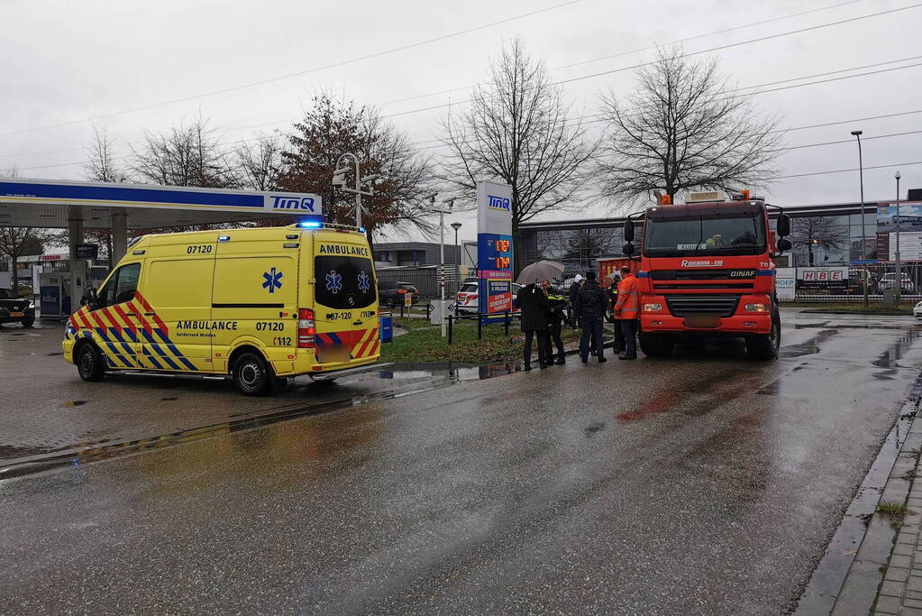 Afslaande vrachtwagen rijdt fietser aan