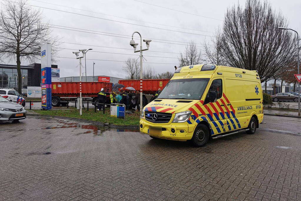 Afslaande vrachtwagen rijdt fietser aan