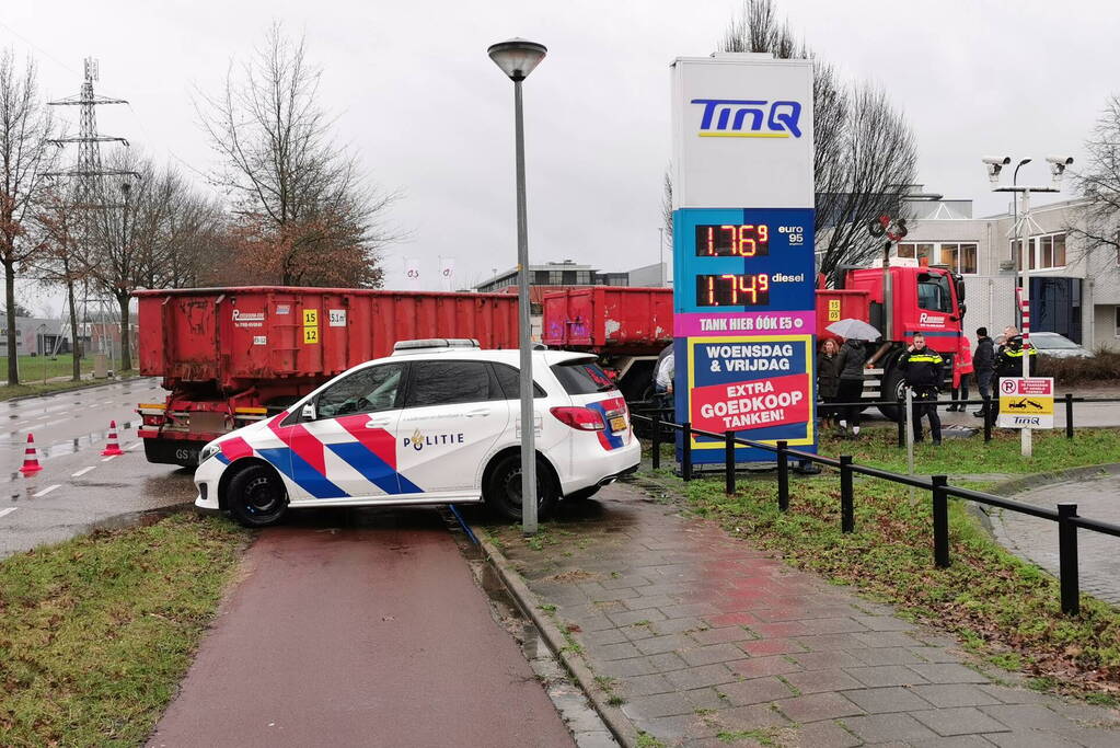 Afslaande vrachtwagen rijdt fietser aan