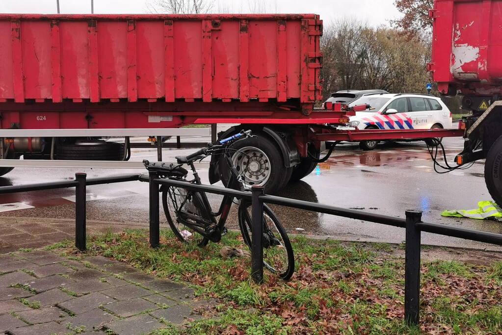 Afslaande vrachtwagen rijdt fietser aan
