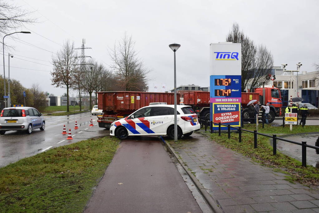 Afslaande vrachtwagen rijdt fietser aan