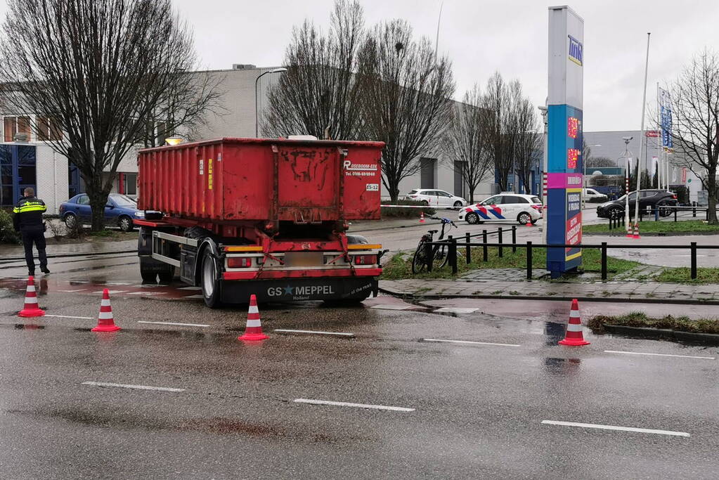 Afslaande vrachtwagen rijdt fietser aan