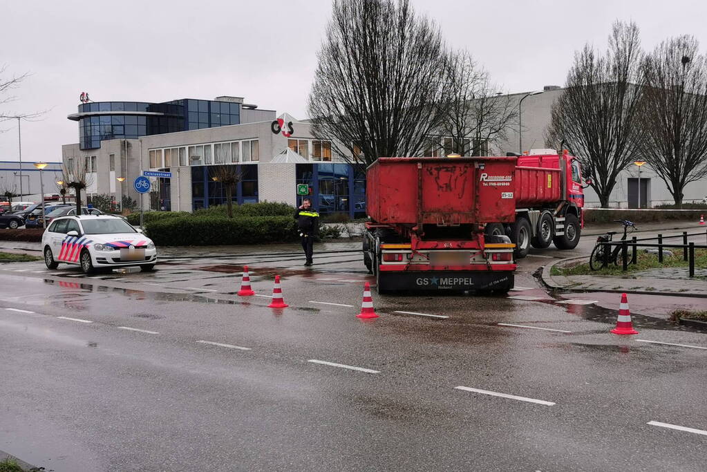 Afslaande vrachtwagen rijdt fietser aan