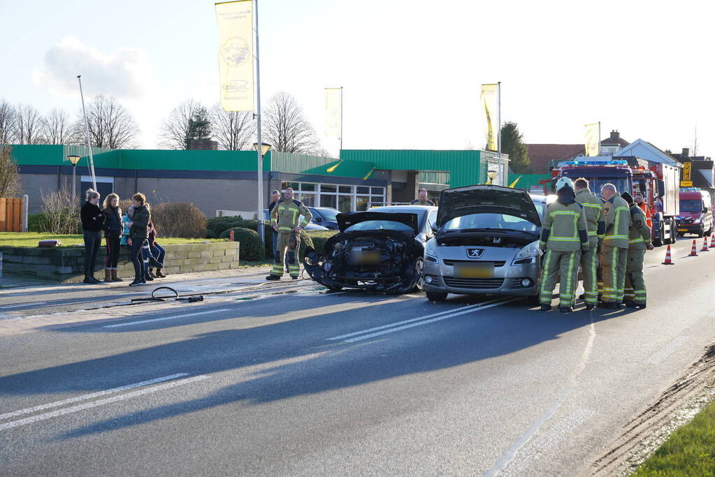Flinke schade bij botsing tussen twee auto's
