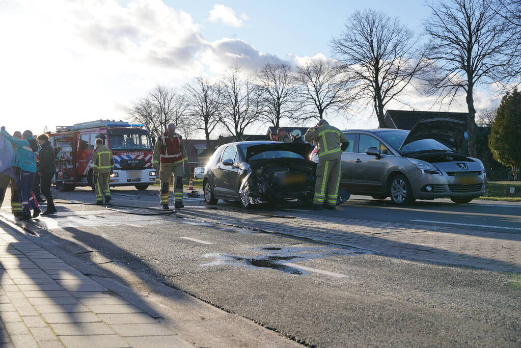 Flinke schade bij botsing tussen twee auto's