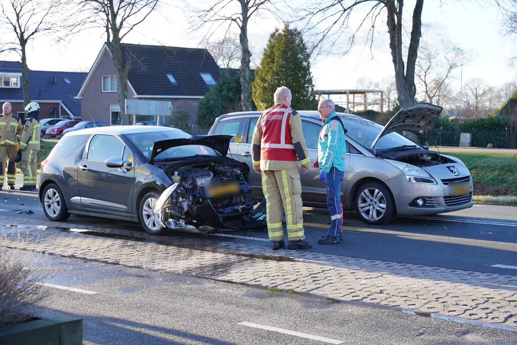 Flinke schade bij botsing tussen twee auto's