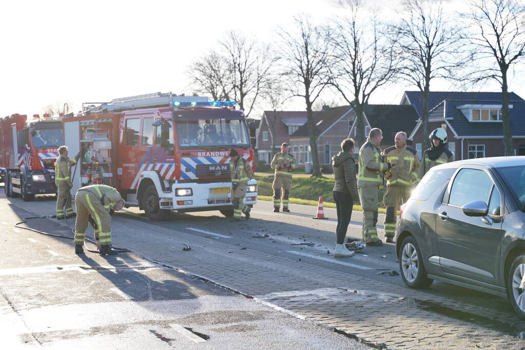 Flinke schade bij botsing tussen twee auto's