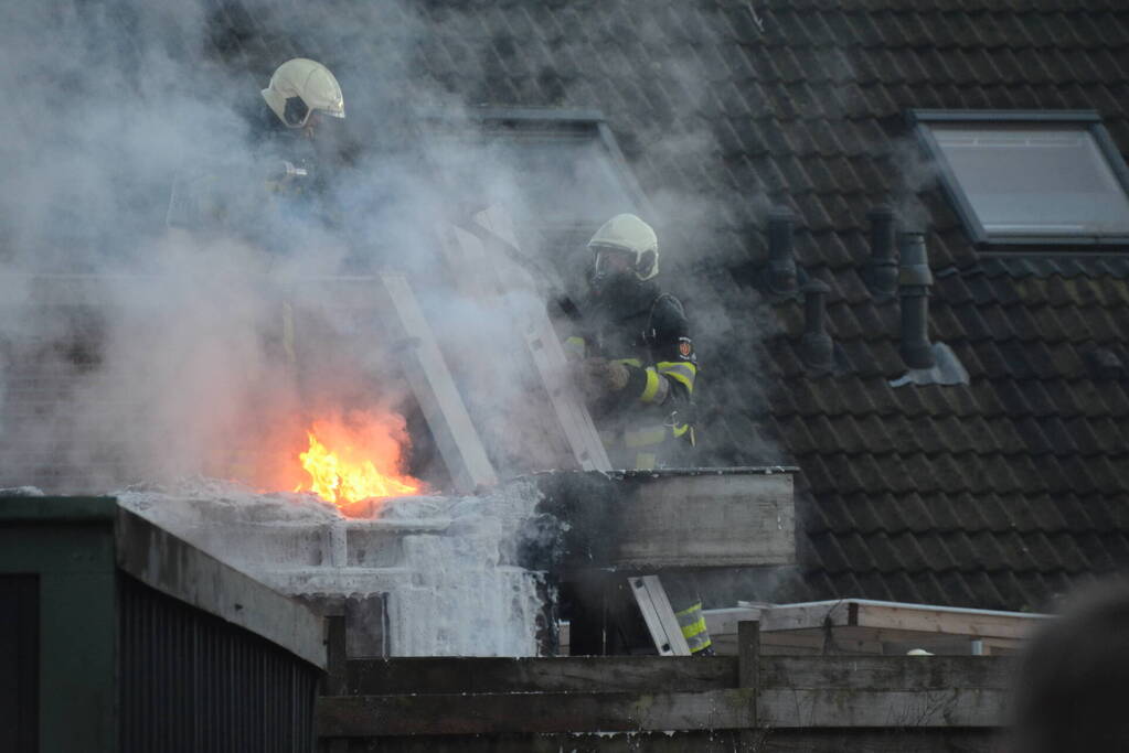 Flinke rookontwikkeling bij brand in bijgebouw