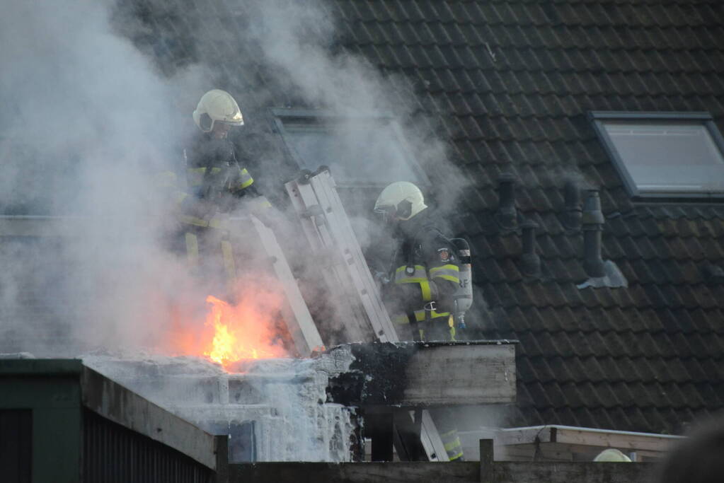 Flinke rookontwikkeling bij brand in bijgebouw