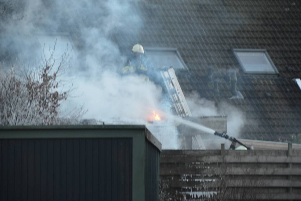 Flinke rookontwikkeling bij brand in bijgebouw