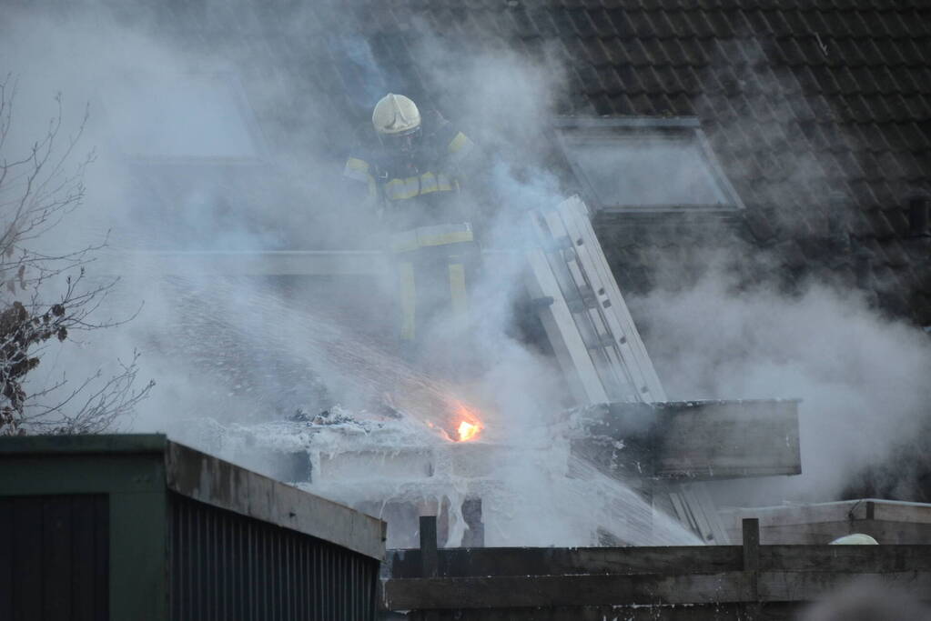 Flinke rookontwikkeling bij brand in bijgebouw