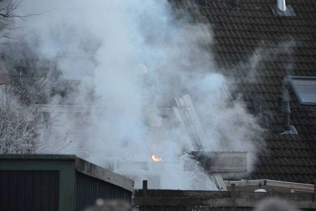 Flinke rookontwikkeling bij brand in bijgebouw