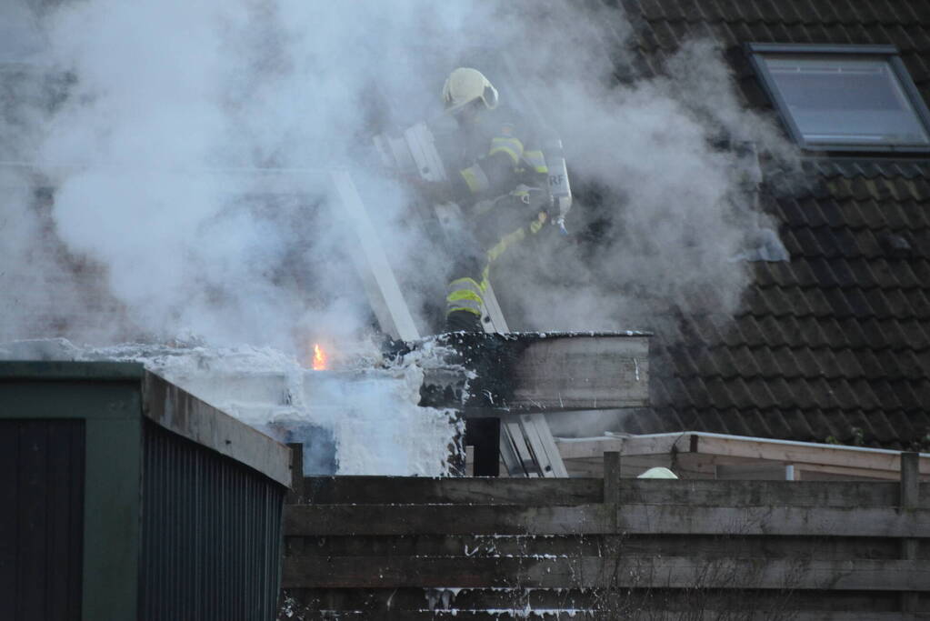 Flinke rookontwikkeling bij brand in bijgebouw