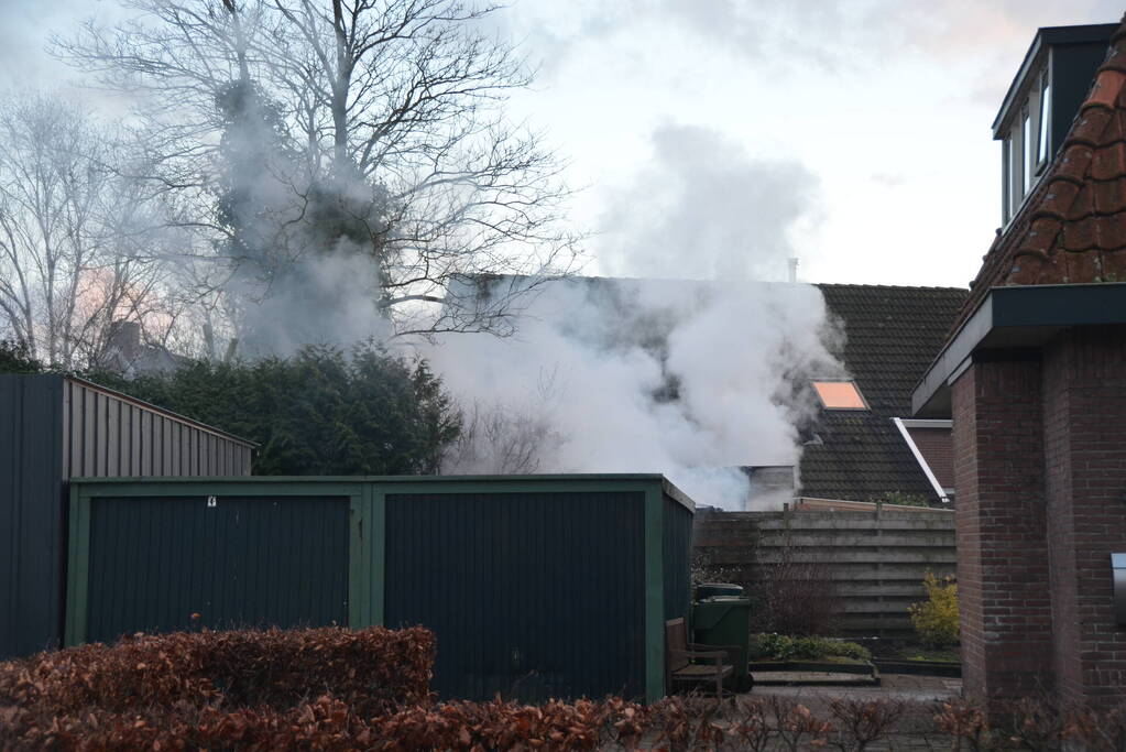 Flinke rookontwikkeling bij brand in bijgebouw