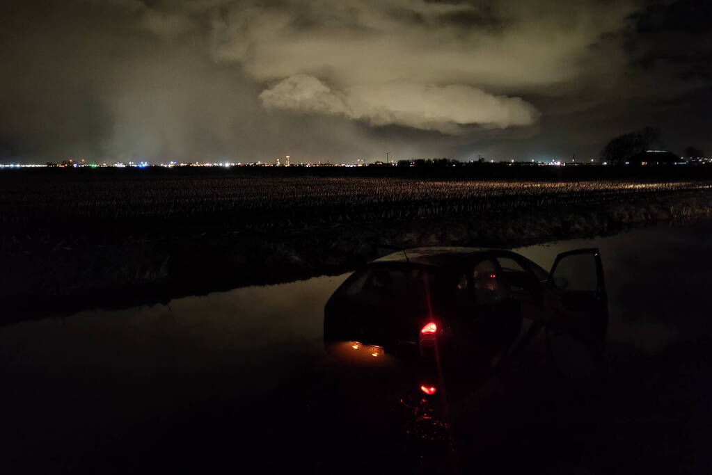Auto raakt van weg en belandt in sloot