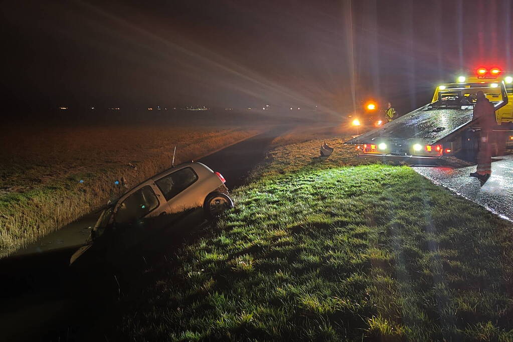 Auto slaat over de kop en belandt in sloot