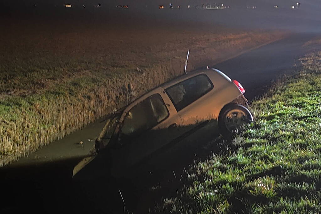Auto slaat over de kop en belandt in sloot