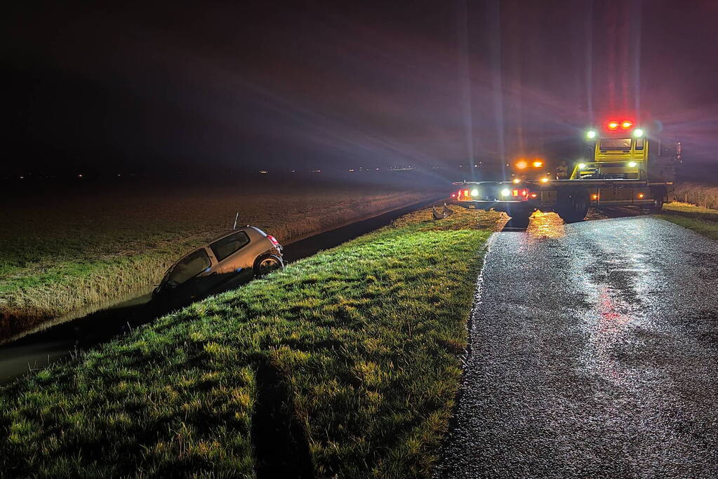 Auto slaat over de kop en belandt in sloot