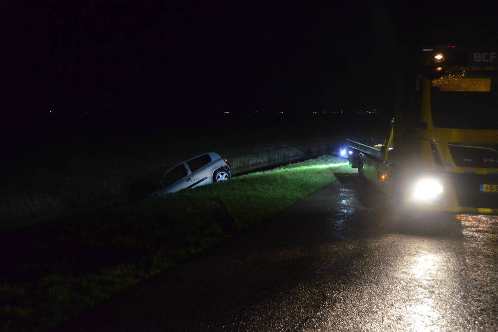 Auto slaat over de kop en belandt in sloot