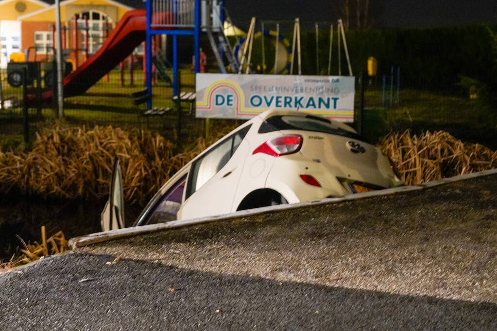 Auto gaat te water tijdens keren