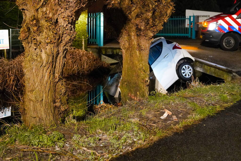 Auto gaat te water tijdens keren
