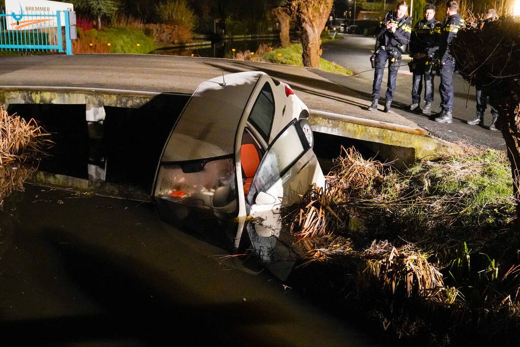 Auto gaat te water tijdens keren