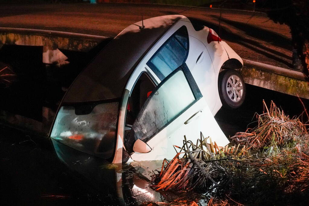 Auto gaat te water tijdens keren
