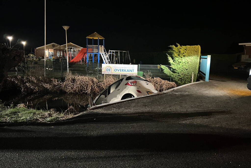Auto gaat te water tijdens keren
