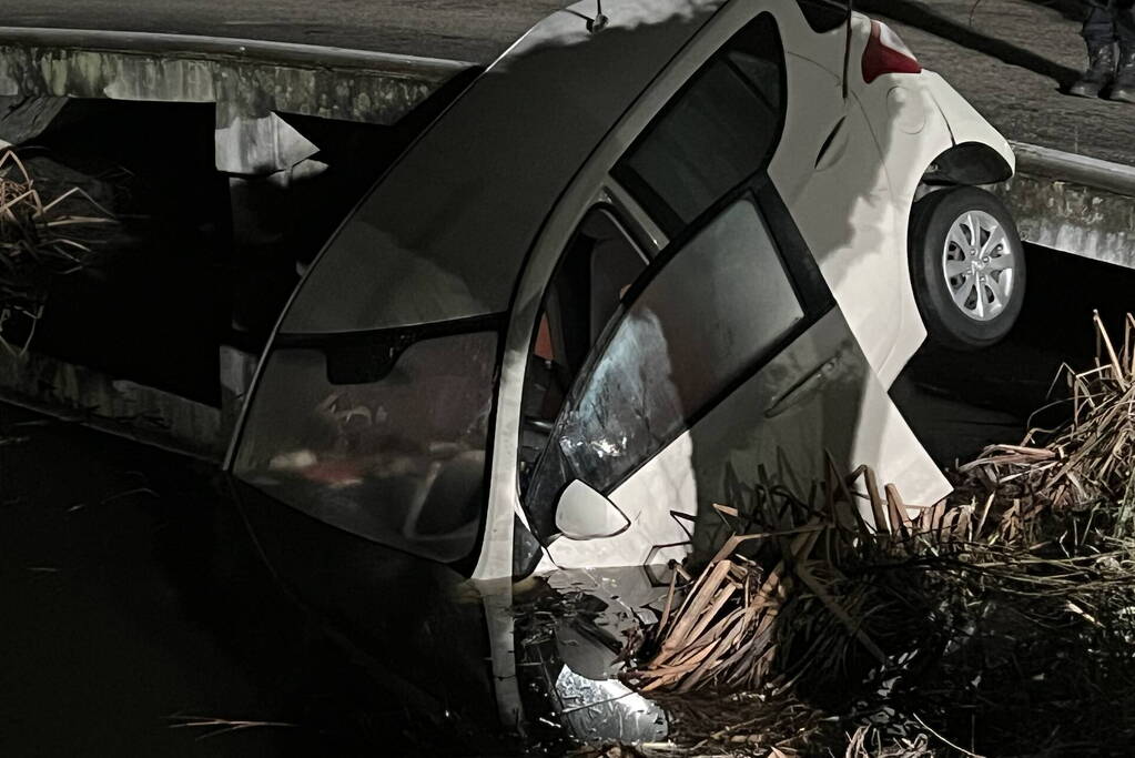 Auto gaat te water tijdens keren