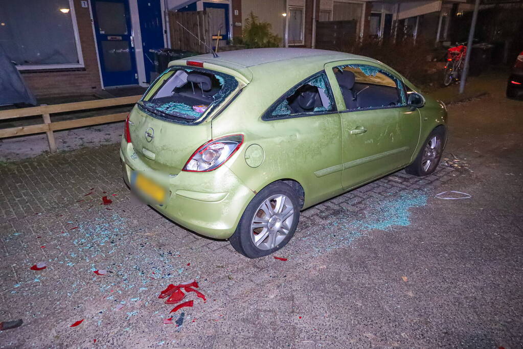 Geparkeerde auto compleet gemolesteerd