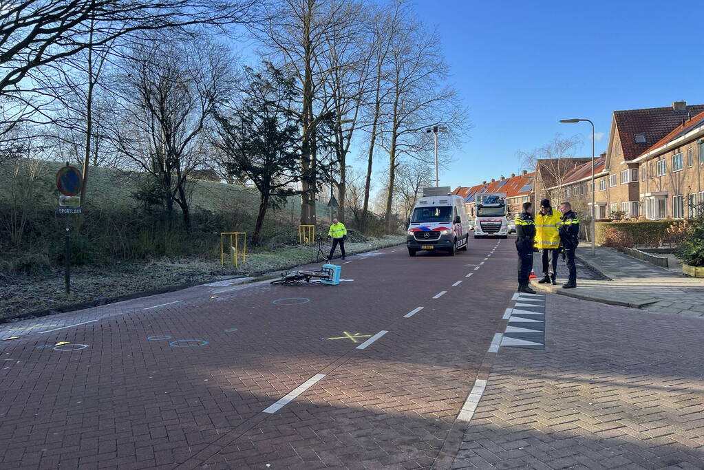 Fietser met spoed naar ziekenhuis gebracht
