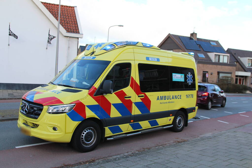 Fietser botst in zijkant van auto