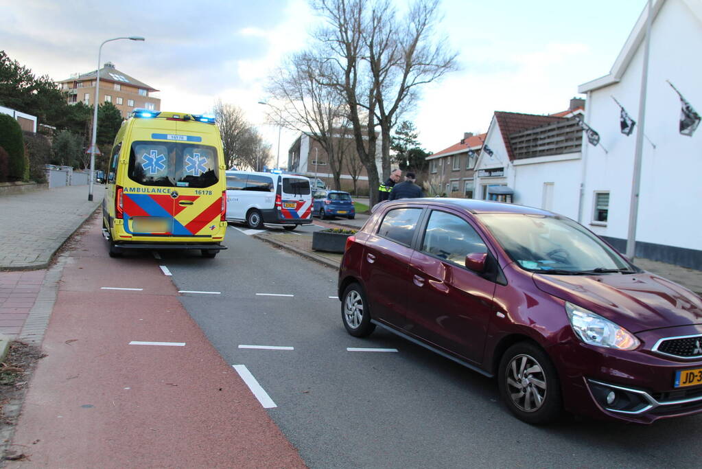 Fietser botst in zijkant van auto