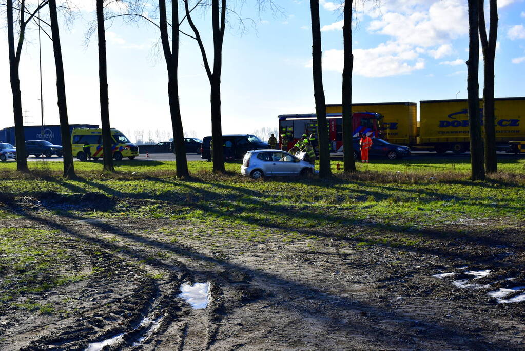 Automobilist raakt van weg en botst frontaal tegen boom