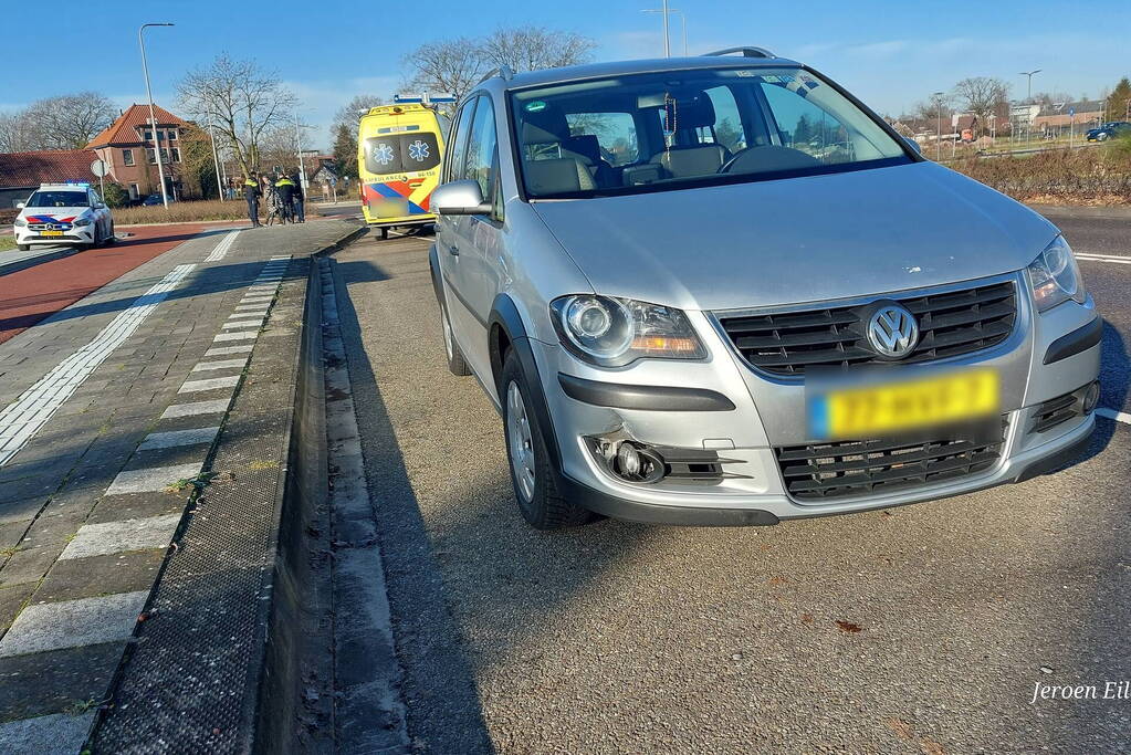 Fietser geschept op rotonde door auto