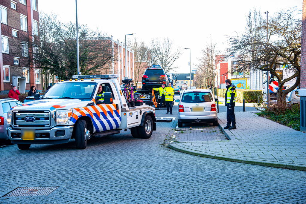 Politie neemt meerdere auto's in beslag na inval bij garagebedrijf