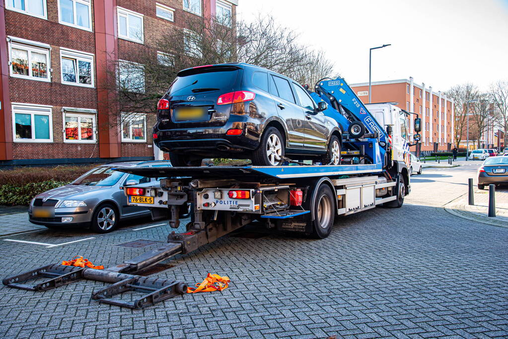 Politie neemt meerdere auto's in beslag na inval bij garagebedrijf