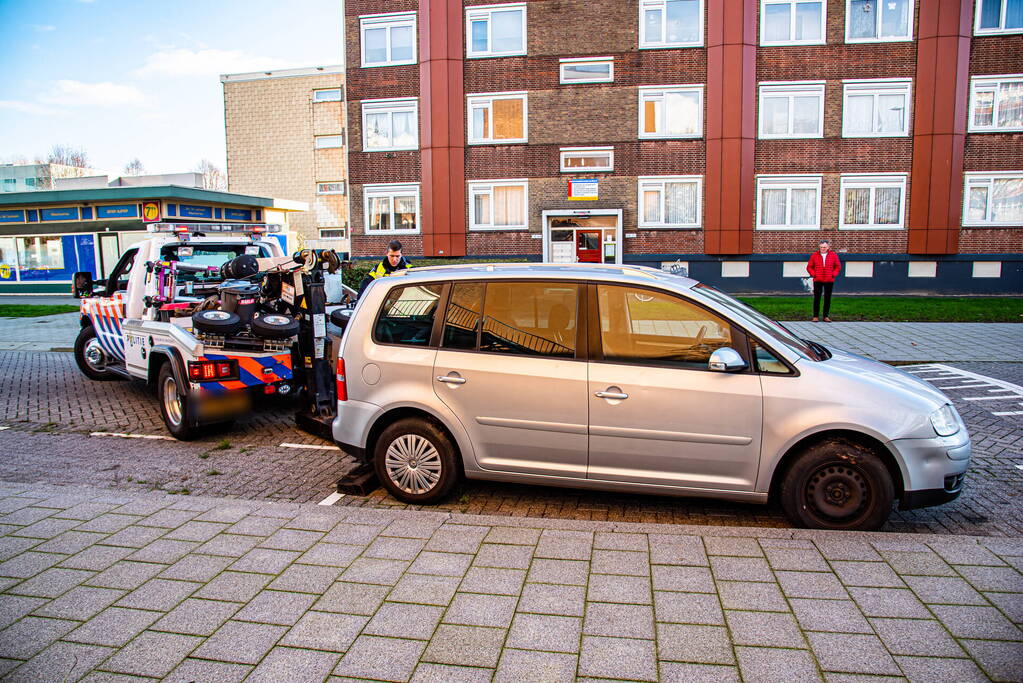 Politie neemt meerdere auto's in beslag na inval bij garagebedrijf