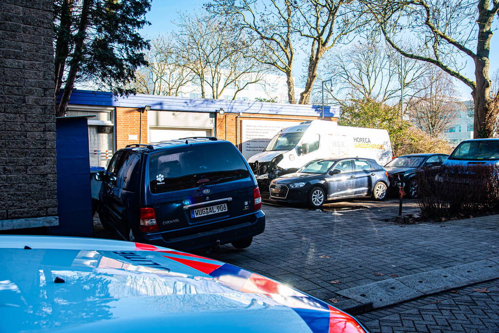 Politie neemt meerdere auto's in beslag na inval bij garagebedrijf