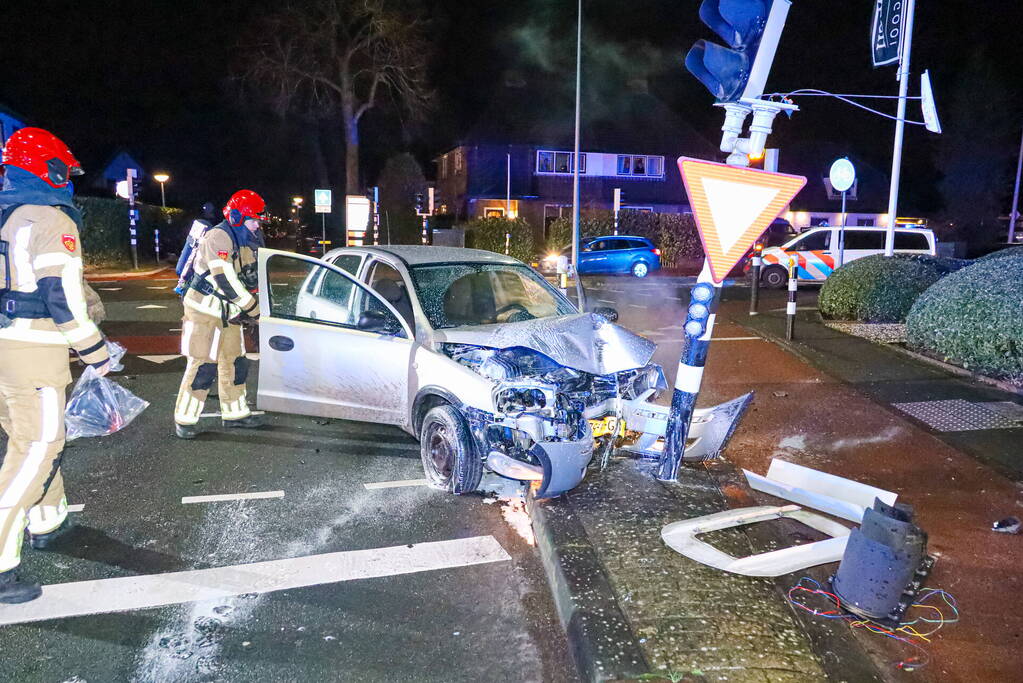 Auto vliegt in brand bij botsing