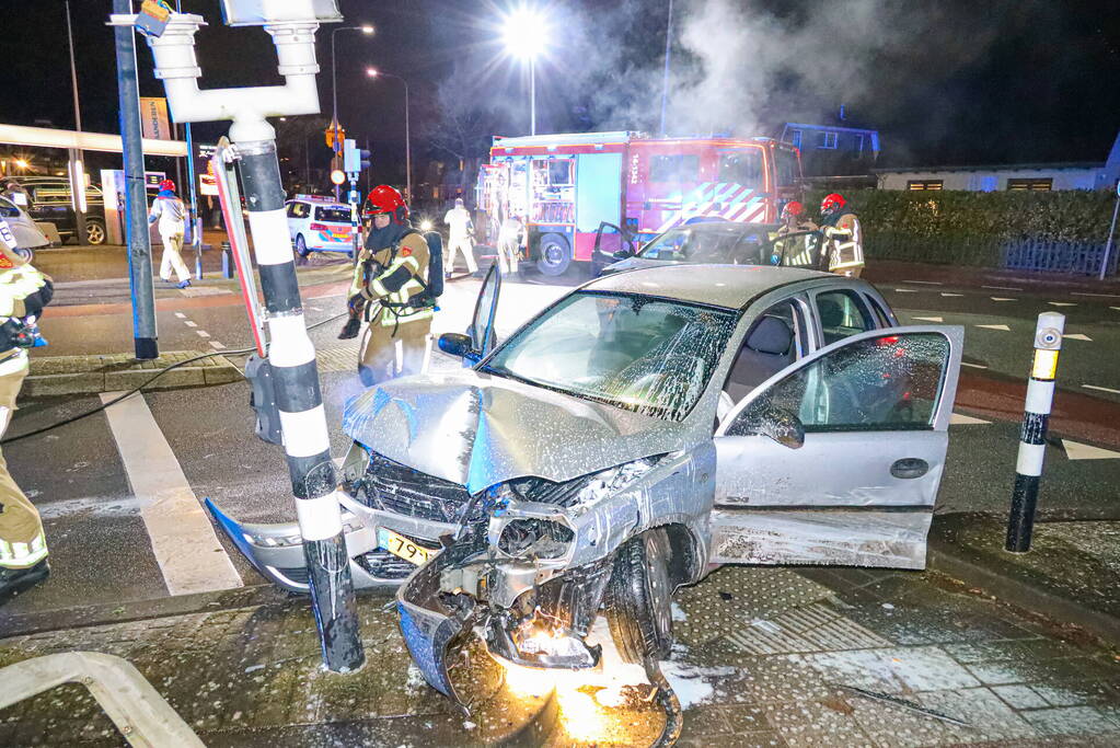 Auto vliegt in brand bij botsing