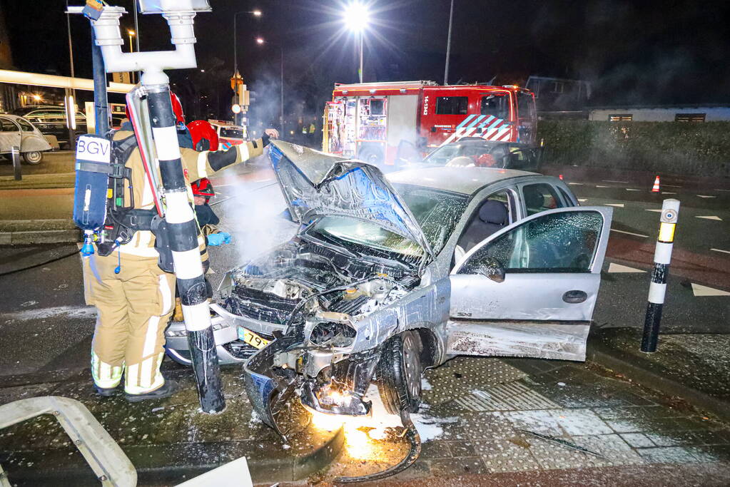 Auto vliegt in brand bij botsing