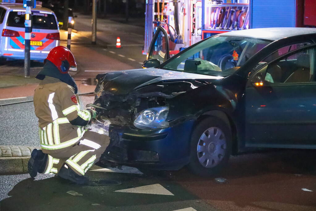 Auto vliegt in brand bij botsing