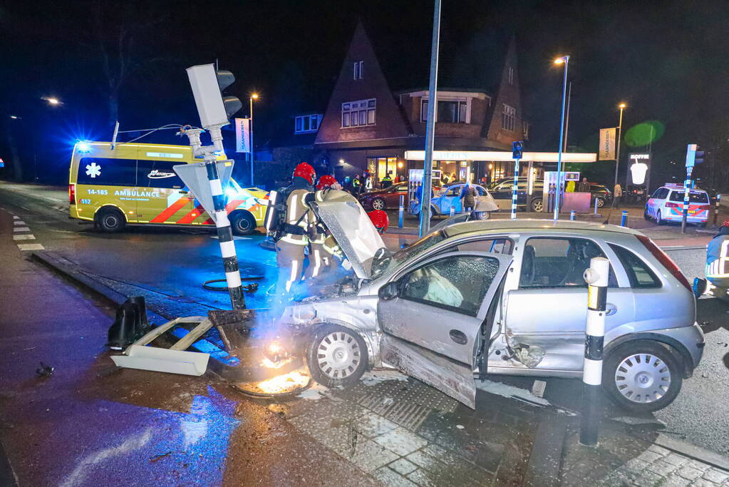 Auto vliegt in brand bij botsing